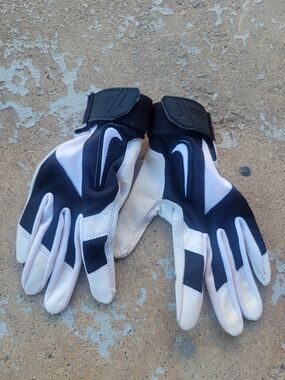 Nike Black and White Training Gloves with Swoosh